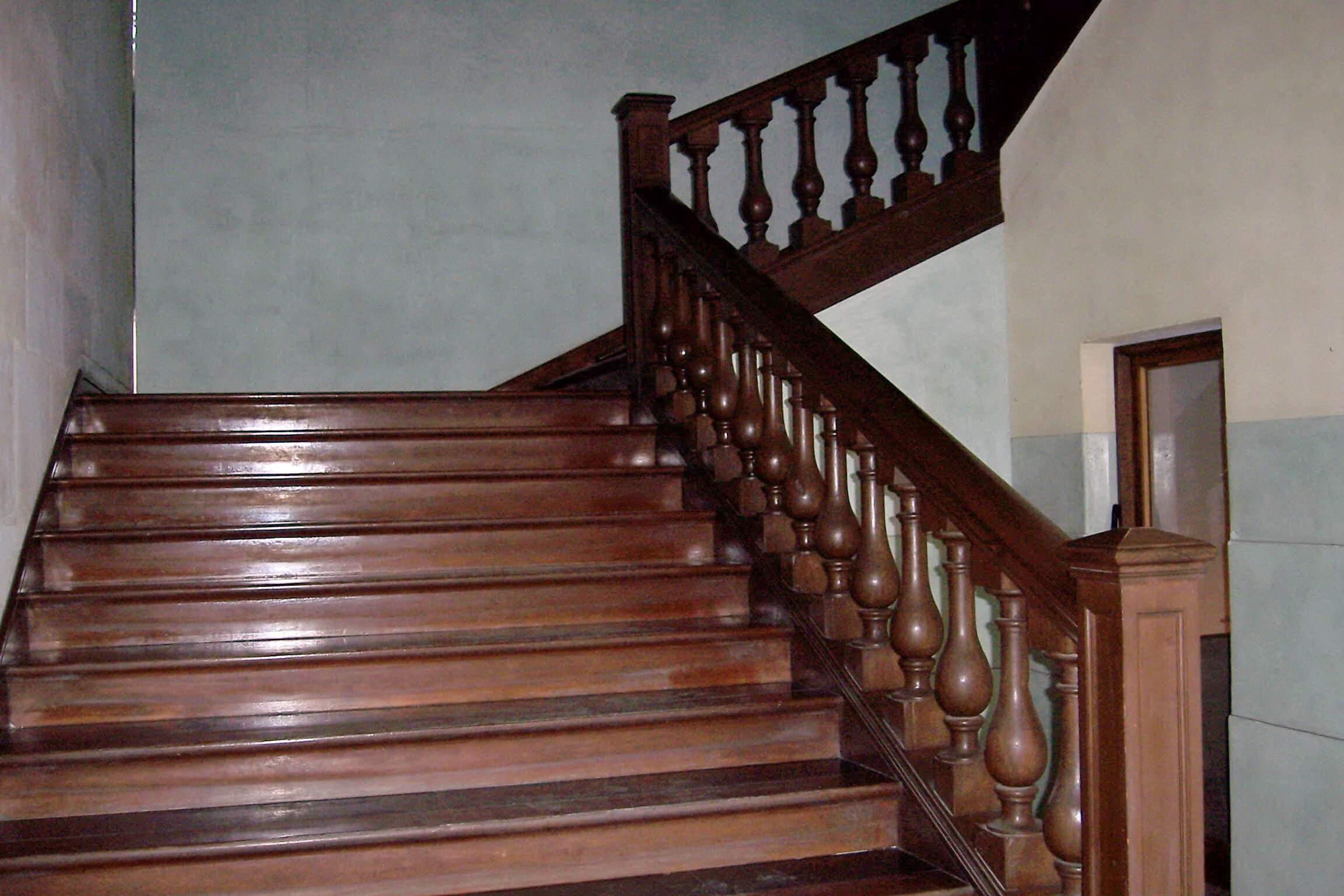 portal limpio escaleras